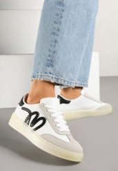 Białe Sneakersy Kultowe Tenisówki Zdobione Abstrakcyjną Aplikacją Fendiva. Białe obuwie sportowe damskie Renee, z jeansu, bez zapięcia, tenisowe. Za 74.99 zł.