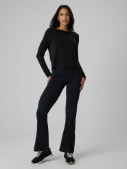 4F Legginsy z rozszerzanymi nogawkami damskie - czarne M. Czarne legginsy damskie 4F, m, bez wzorów, z dzianiny. Za 129.99 zł.