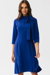 Elegancka sukienka z wiązaniem przy dekolcie i falbaną chaber. Sukienki damskie Stylove, bez wzorów, biznesowe, bez ramiączek. Za 309.00 zł.