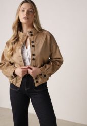 Jasnobrązowa Kurtka w Stylu Bomberki z Ozdobnymi Guzikami Polimi. Brązowe kurtki damskie Born2be, l, bez wzorów, z jeansu, bez kaptura. Za 199.99 zł.