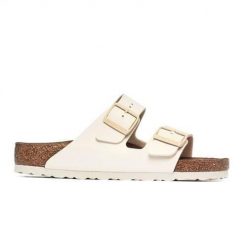 Klapki damskie Birkenstock Arizona. Białe klapki damskie Birkenstock, bez wzorów, z jeansu, bez obcasa, bez zapięcia. Za 392.05 zł.