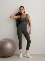 Damskie leginsy wysoki stan, squat proof, szybkoschnące Sense bluszczowa zieleń. Zielone legginsy sportowe damskie Aim'n, m, bez wzorów, z elastanu, z podwyższonym stanem, na fitness i siłownię. Za 296.00 zł.