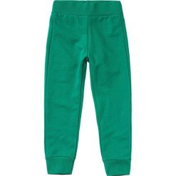 Spodnie dresowe w kolorze zielonym. Zielone spodnie niemowlęce Benetton, z bawełny. W wyprzedaży za 22.95 zł.