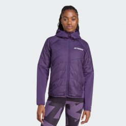 Ocieplana hybrydowa kurtka z kapturem Terrex Multi CLIMAWARM. Fioletowe kurtki damskie Adidas, uniwersalny, bez wzorów, z kapturem. Za 529.00 zł.