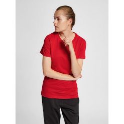 Koszulka damska Hummel Red Basic. Czerwone bluzki damskie Hummel, xs, bez wzorów, z bawełny, sportowe, bez kołnierzyka, bez ramiączek. Za 117.00 zł.