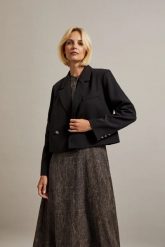 Krótka marynarka z ozdobymi guzikami czarna. Czarne marynarki i żakiety damskie MOODO, l, bez wzorów, z elastanu. W wyprzedaży za 89.99 zł.