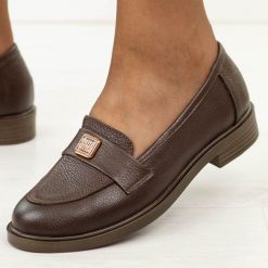 Brązowe skórzane Polskie mokasyny damskie Deoni D684. Brązowe mokasyny damskie Deoni, na jesień, z jeansu, z okrągłym noskiem, bez obcasa. Za 429.00 zł.