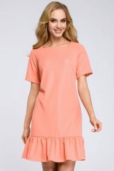 Sukienka dzianinowa trapezowa z falbaną koral. Sukienki damskie MOE, bez wzorów, z dzianiny, biznesowe, bez ramiączek. Za 79.00 zł.