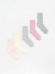 Ażurowe skarpetki 5 pack - różowy. Czerwone skarpetki damskie Reserved, w ażurowe wzory. Za 49.99 zł.