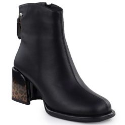 Skórzane botki damskie na ozdobnym obcasie czarne Goe SS2N4214. Czarne botki damskie GOE, z materiału, eleganckie, bez obcasa, bez zapięcia. Za 429.99 zł.