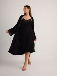 Szlafrok z koronkowym wykończeniem - czarny. Czarne szlafroki damskie Reserved, bez wzorów, z koronki, bez kaptura. W wyprzedaży za 65.99 zł.