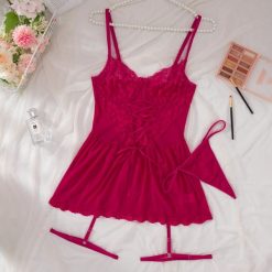 Zestaw nocny satynowy z koronką na romantyczne wieczory Jessalyn. Czarne komplety bielizny Intica, bez wzorów, z koronki. W wyprzedaży za 139.00 zł.