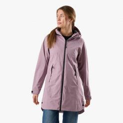 Kurtka przeciwdeszczowa kobieca Swedemount Orust Rain Coat wodoodporna. Fioletowe kurtki damskie SWEDEMOUNT, bez wzorów, bez kaptura. Za 329.99 zł.