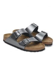 Birkenstock Klapki "Arizona" w kolorze czarnym rozmiar: 39. Czarne klapki damskie Birkenstock, bez wzorów, z otwartym noskiem, bez obcasa, bez zapięcia. Za 303.06 zł.