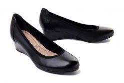 TAMARIS 22320-42 003 black, czółenka damskie. Czarne czółenka damskie Tamaris, bez wzorów, bez obcasa, na koturnie. Za 258.01 zł.