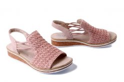 RIEKER V3641-31 pink, sandały damskie. Czerwone sandały damskie Rieker, bez wzorów, bez obcasa, bez zapięcia. Za 223.93 zł.