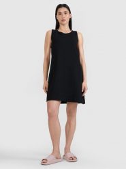4F Sukienka mini damska - czarna L. Czarne sukienki damskie 4F, bez wzorów, z bawełny, klasyczne, bez ramiączek. W wyprzedaży za 49.99 zł.
