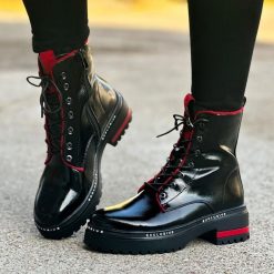 Czarne zimowe lakierowane botki damskie na traperze Filippo Dbt3108/25. Czarne botki damskie Filippo, na jesień, z lakierowanej skóry, eleganckie, z okrągłym noskiem, bez obcasa, bez zapięcia. Za 319.00 zł.