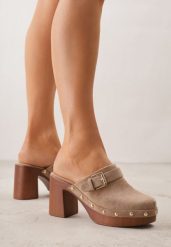 Ciemnobeżowe Klapki na Obcasie Typu Chodaki Ozdobione Nitami i Klamrami Herminna. Brązowe klapki damskie Born2be, bez wzorów, z jeansu, bez obcasa, na obcasie, bez zapięcia. Za 139.99 zł.