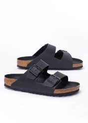 Klapki unisex czarne Birkenstock Arizona BF. Czarne klapki damskie Birkenstock, bez wzorów, z materiału, bez obcasa, bez zapięcia. W wyprzedaży za 337.99 zł.