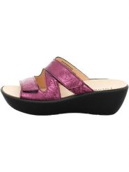 Think! Skórzane klapki w kolorze różowym na koturnie rozmiar: 40. Różowe klapki damskie Think!, bez wzorów, z otwartym noskiem, bez obcasa, na koturnie, bez zapięcia. Za 243.45 zł.