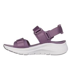 Sandały Skechers Model Arch Fit 2.0 Kolor Fioletowy. Fioletowe sandały damskie Skechers, bez wzorów, z tkaniny, bez obcasa, bez zapięcia. Za 299.99 zł.