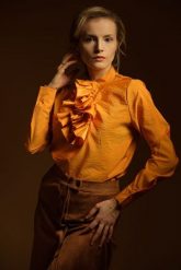 Złota koszula z żabotem. Żółte koszule damskie Hultaj Polski, na jesień, l, bez wzorów, z jeansu, biznesowe, bez kołnierzyka, bez ramiączek. Za 339.00 zł.