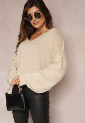 Jasnobeżowy Sweter z Trójkątnym Dekoltem i Szerokimi Rękawami Sarahena. Brązowe swetry klasyczne damskie Renee, bez kołnierzyka. Za 84.99 zł.