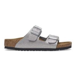 Klapki Birkenstock Arizona Bs 1029453 srebrny. Szare klapki damskie bez wzorów, z materiału, z otwartym noskiem, bez obcasa, bez zapięcia. Za 436.24 zł.