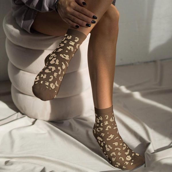 Brązowe skarpetki damskie w panterkę 1135. Brązowe skarpetki damskie Milena, bez wzorów, z bawełny. Za 14.90 zł.