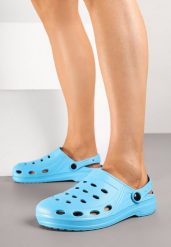 Jasnoniebieskie Klapki z Ażurową Cholewką Lumacine. Niebieskie klapki damskie Born2be, w ażurowe wzory, bez obcasa, bez zapięcia. Za 29.99 zł.