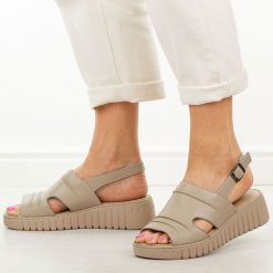 Beżowe sandały damskie Potocki 12822. Brązowe sandały damskie POTOCKI, bez wzorów, ze skóry, bez obcasa, na platformie, bez zapięcia. Za 199.00 zł.