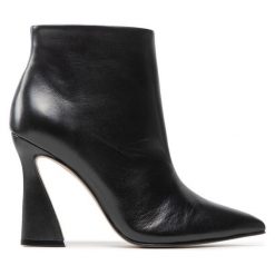 Botki Simple. Czarne botki damskie Simple, bez obcasa, na słupku, bez zapięcia. Za 509.99 zł.