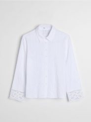 Bawełniana teksturowana koszula z koronkowym mankietem - biały. Białe koszule damskie Sinsay, l, bez wzorów, z bawełny, bez kołnierzyka, bez ramiączek. Za 49.99 zł.