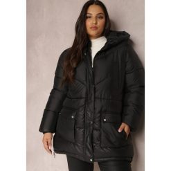 Czarna Kurtka Pikowana Sabrino. Czarne kurtki damskie Renee, plus size, bez wzorów. Za 199.99 zł.