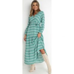 Zielona Sukienka Rozkloszowana z Gumką w Pasie Mosho. Zielone sukienki damskie Born2be, bez wzorów, z tkaniny, boho, bez ramiączek. W wyprzedaży za 93.49 zł.