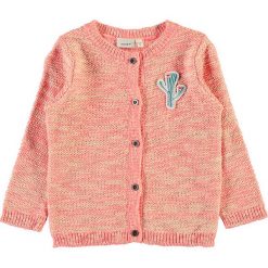 Kardigan "Deruma" w kolorze brzoskwiniowym. Czerwone bluzy niemowlęce name it girls, z aplikacjami, z dzianiny, z okrągłym kołnierzem. W wyprzedaży za 59.95 zł.