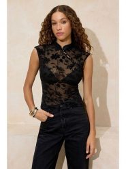 Trendyol Bluzka w kolorze czarnym rozmiar: XL. Czarne bluzki damskie Trendyol, xl, bez wzorów, bez kołnierzyka, bez ramiączek. Za 73.99 zł.