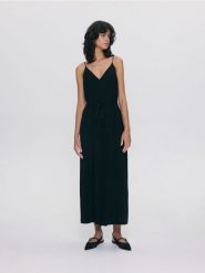 Kombinezon z lyocellem - czarny. Czarne kombinezony damskie Reserved, l, bez wzorów, z lyocellu, bez kołnierzyka, bez ramiączek. W wyprzedaży za 99.99 zł.