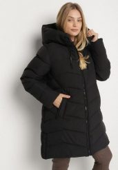 Czarna Pikowana Kurtka o Prostym Kroju z Wysokim Kołnierzem i Kapturem Zenive. Czarne kurtki damskie Born2be, plus size, bez wzorów, z dzianiny. Za 229.99 zł.