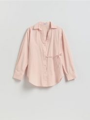 Bawełniana koszula z wiązaniem - brzoskwiniowy. Pomarańczowe koszule damskie Reserved, l, bez wzorów, z bawełny, bez kołnierzyka, bez ramiączek. Za 129.99 zł.