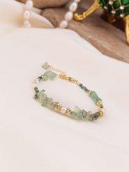 Pierres de Jade Pozłacana bransoletka z perłami i prehnitem rozmiar: onesize. Zielone bransoletki damskie Pierres de Jade, pozłacane. Za 43.99 zł.