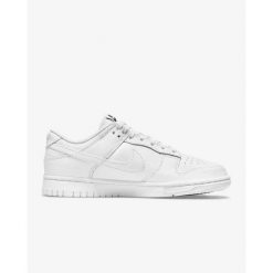 Buty sportowe Nike Dunk Low Triple White. Białe obuwie sportowe casual damskie Nike, trekkingowe. Za 699.00 zł.
