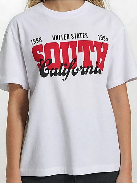 Koszulka oversize z napisem - biały. Białe koszulki damskie Sinsay, l, bez wzorów, bez kołnierzyka, bez ramiączek. Za 29.99 zł.