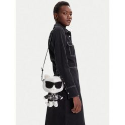 Torebka KARL LAGERFELD. Czarne listonoszki damskie KARL LAGERFELD, bez wzorów, bez dodatków. Za 1,299.00 zł.