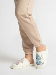 Kapcie z nadrukiem Stitch - kremowy. Białe kapcie damskie Sinsay. Za 25.99 zł.