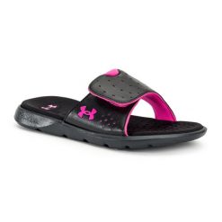 Klapki damskie Under Armour Ignite 7 SL. Czarne klapki damskie Under Armour, bez wzorów, bez obcasa, bez zapięcia. Za 129.99 zł.