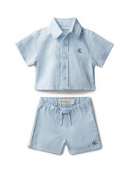 Calvin Klein Jeans Komplet koszula i szorty materiałowe LVCKSJI13B Niebieski jasny Regular Fit. Niebieskie koszule chłopięce Calvin Klein Jeans, bez wzorów, z bawełny, bez kołnierzyka, bez ramiączek. Za 289.99 zł.