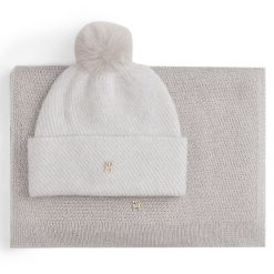 Zestaw Szalik i Czapka Tommy Hilfiger. Brązowe czapki damskie Tommy Hilfiger, na zimę, bez wzorów. Za 519.99 zł.