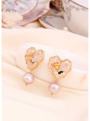 L'Atelier de Gaia Pozłacane kolczyki-wkrętki z perłami rozmiar: onesize. Różowe kolczyki damskie L'Atelier de Gaia, z perłą, pozłacane. Za 139.20 zł.